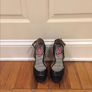 Betsy Johnson open toe pump. Size 6.5.
